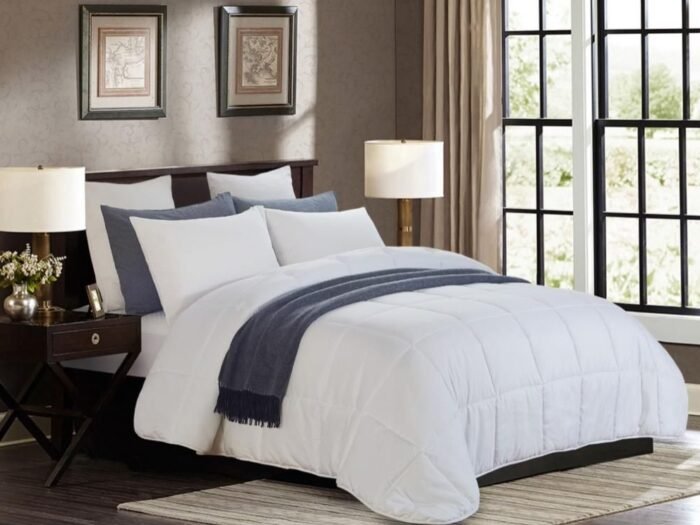 لحاف ابيض فندقي مايكروفيبر مجوز - Super Micro