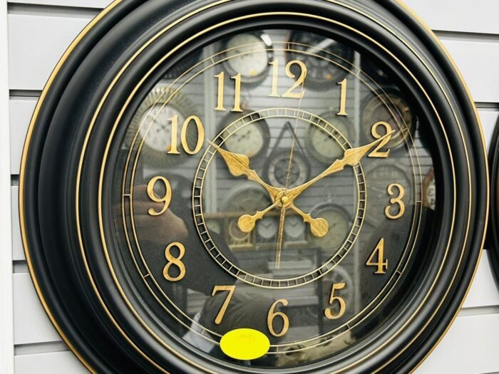 ساعة حائط أسود وذهبي