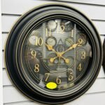 ساعة حائط أسود وذهبي