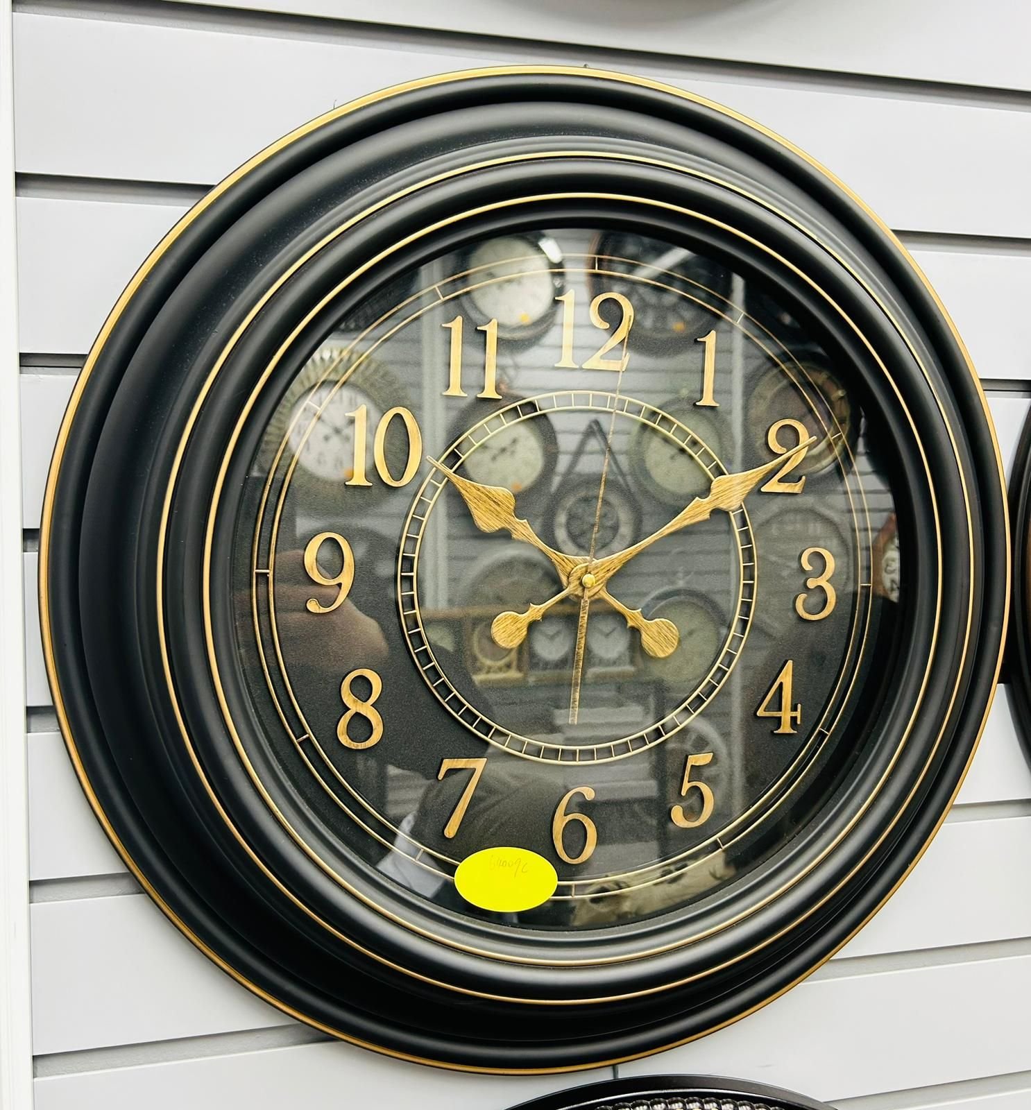 clzb78y9206b801or3c19busx_fc295794-a384-4906-a796-af2ab96fb453-2.jpg ساعة حائط أسود وذهبي - الصورة 1