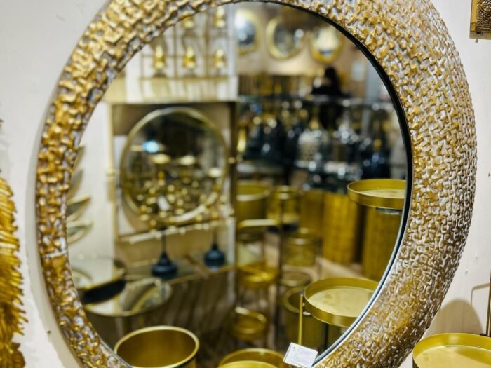 مرآة هندي دائري مع أطار نحاسي