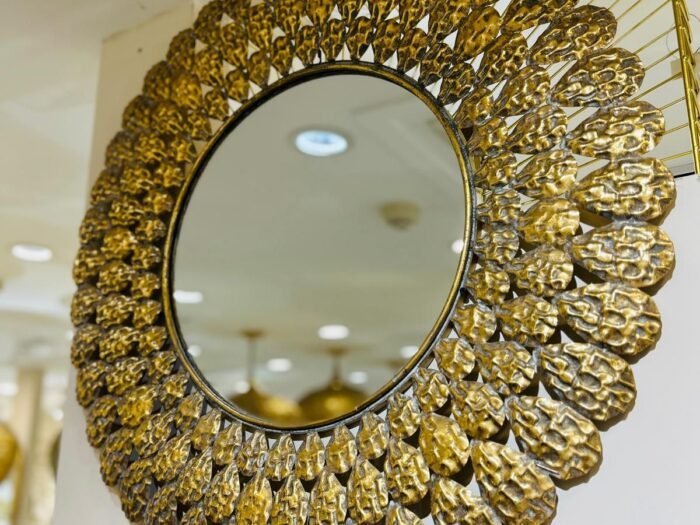 مرآة هندي دائري مع إطار نحاسي مفرغ