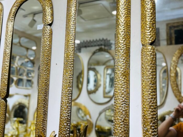 مرآة هندي طويل مع إطار نحاسي