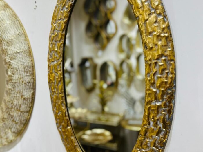 مرآة هندي بيضاوي مع إطار نحاسي