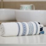 مناشف قطن 100% أبيض مطرز كحلي - Luxury Echo