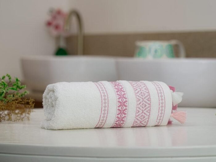 مناشف قطن 100% أبيض مطرز زهري - Luxury Echo