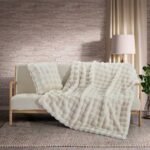 ⁦ثرو مع قرنه فرو الأرنب - MILOS⁩ - الصورة ⁦2⁩