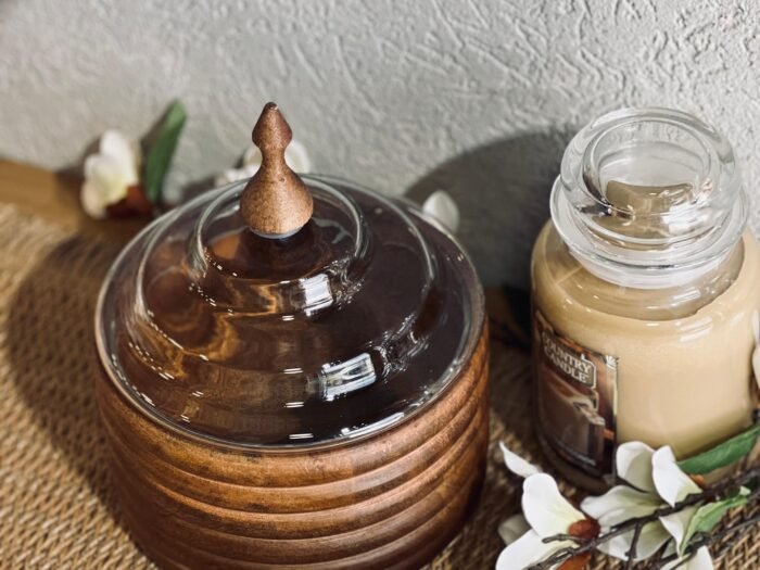 مضيفة خشب هندي مدور محزز مع غطاء زجاج 18 سم