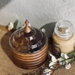 مضيفة خشب هندي مدور محزز مع غطاء زجاج 18 سم