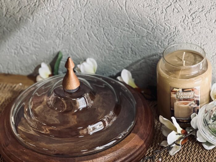 مضيفة خشب هندي مدور محزز مع غطاء زجاج 29 سم