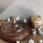 مضيفة خشب هندي مدور محزز مع غطاء زجاج 29 سم