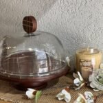 صحن كيك خشب هندي مدور مع غطاء زجاج