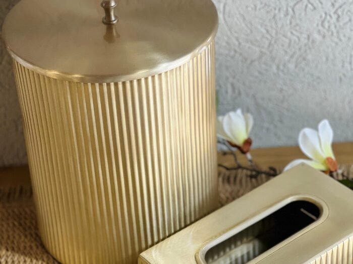 طقم سلة مع بكيت محارم محزز ذهبي