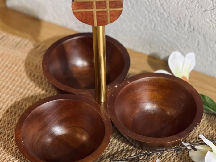 مضيفة عين خشب هندي مدور مع مسكة نحاس ذهبي