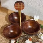 مضيفة عين خشب هندي مدور مع مسكة نحاس ذهبي