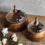 طقم مضايف خشب هندي مدور مع غطاء زجاجي