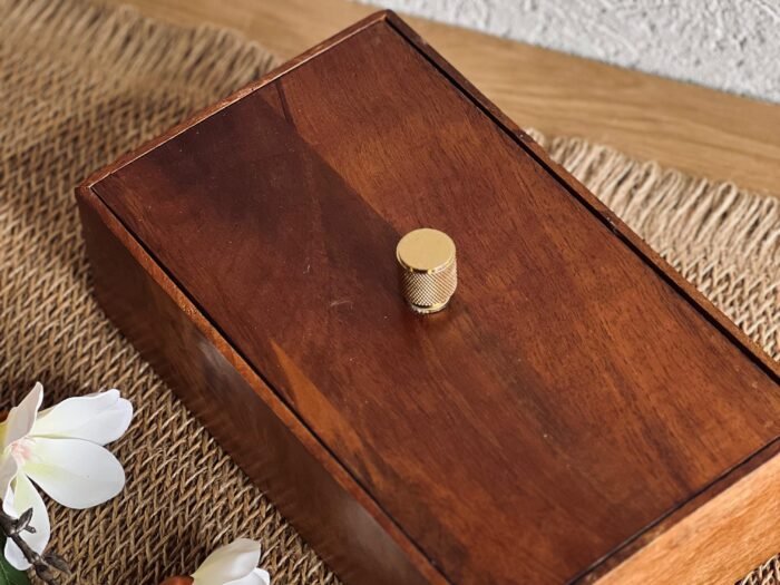 مضيفة مستطيل خشب هندي مع غطاء مسكة نحاس