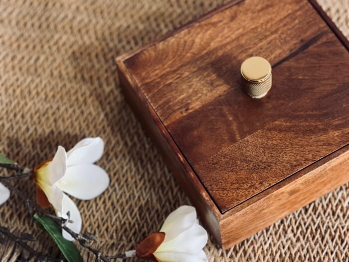 مضيفة مريع  خشب هندي مع غطاء مسكة نحاس