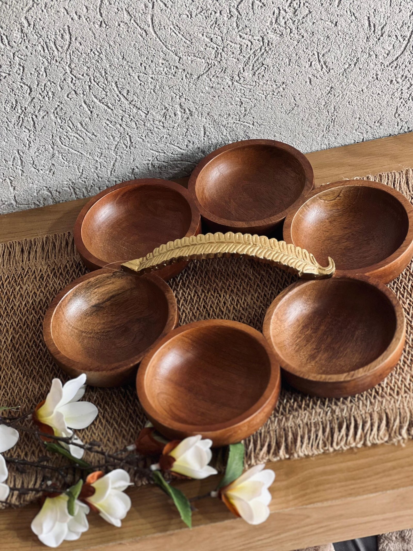 WhatsApp Image 2026-03-12 at 1.45.26 PM صحن مكسرات 6 عين مدور خشب هندي مع مسكة نحاس - الصورة 1