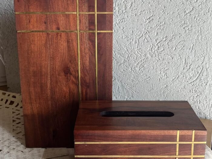 طقم سلة مع بكيت محارم مستطيل خشب هندي محزز ذهبي