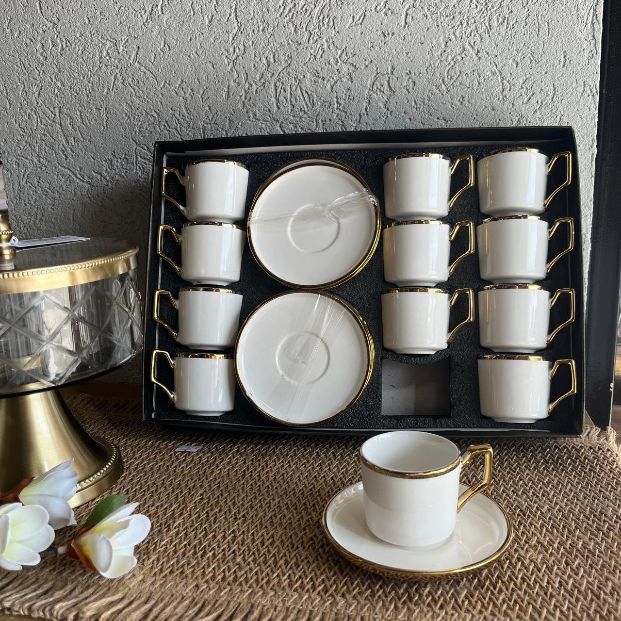 WhatsApp Image 2026-03-12 at 12.13.24 PM (1) طقم فناجين قهوة 12\12 بورسلان أبيض مع يد ذهبي - الصورة 1