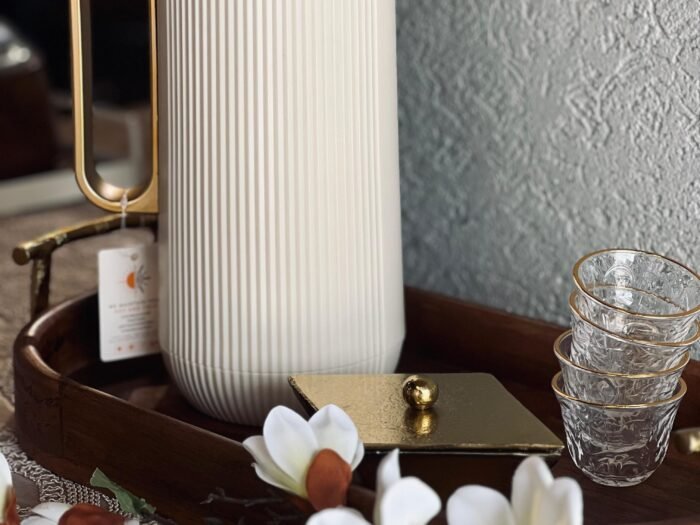 ثيرموس 1 لتر بلاستيك بيج محزز وغطاء ضغط ذهبي