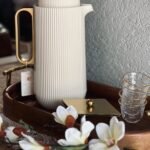 ثيرموس 1 لتر بلاستيك بيج محزز وغطاء ضغط ذهبي