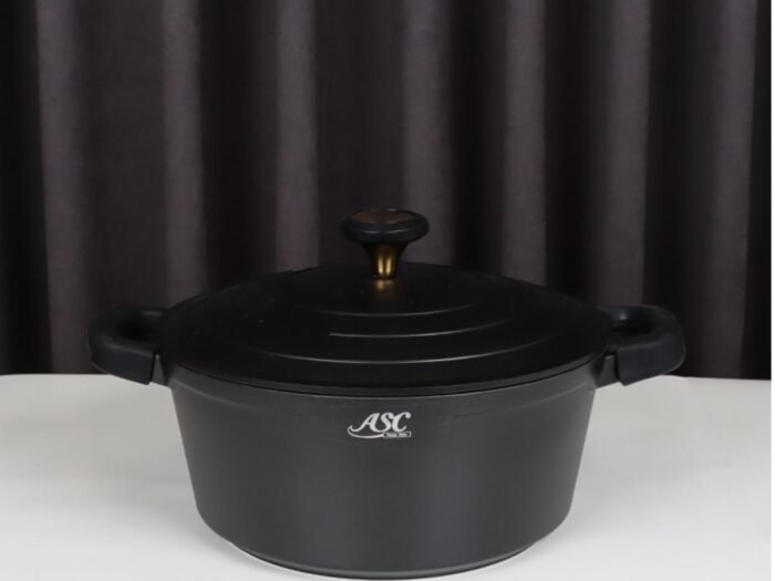 طنجرة سكب أسود مع يد سيلكون