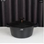 طنجرة سكب أسود مع يد سيلكون