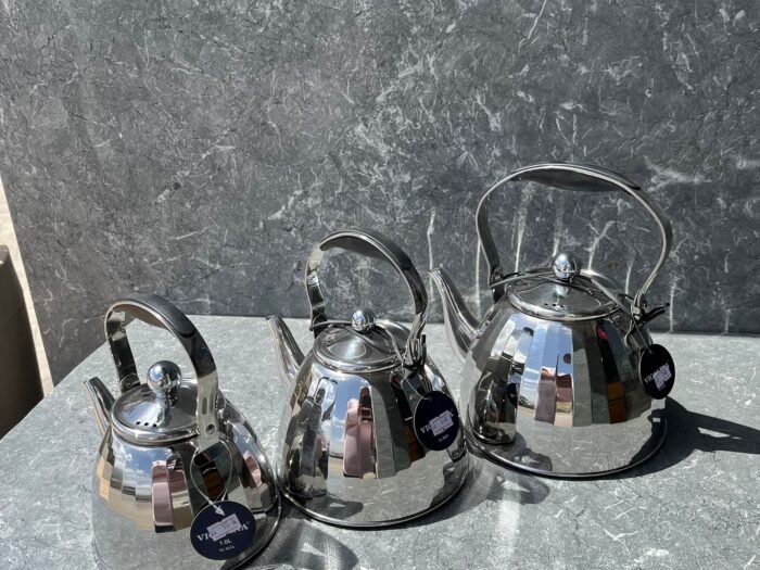 أبريق شاي ستانلس ستيل فضي محزز مع مصفاة