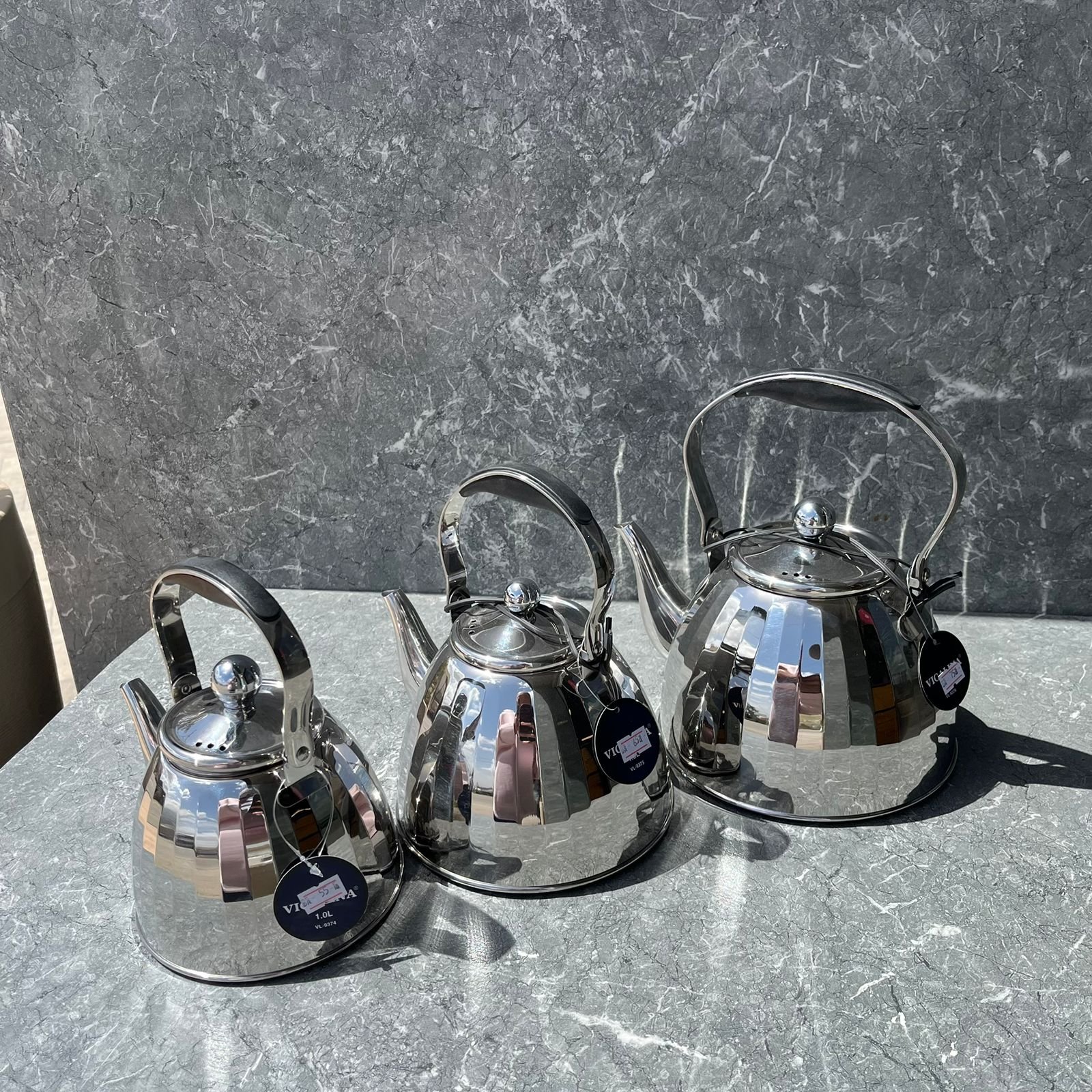 WhatsApp Image 2026-04-05 at 1.40.04 PM أبريق شاي ستانلس ستيل فضي محزز مع مصفاة - الصورة 1