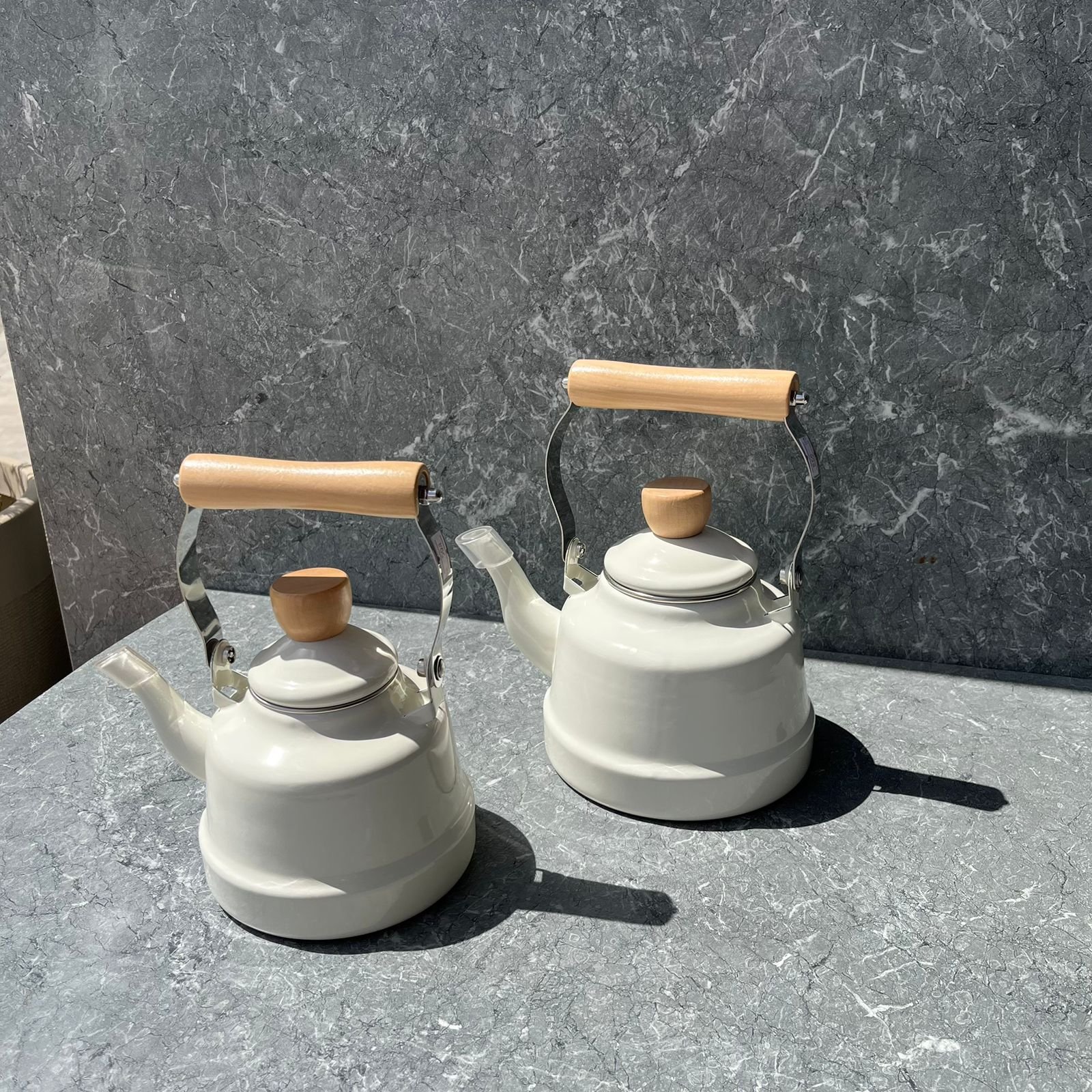 WhatsApp Image 2026-04-05 at 1.40.05 PM (1) أبريق شاي زينكو بيج مع يد خشب - الصورة 1