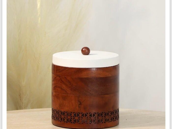 مضيفة سكاكر 16*15 سم خشب مدور محفر غطا بتنك بيج