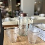 طقم  كوز مي 1 لتر غطا بلاستيك + 4 كاسات زجاج محزز أقواس