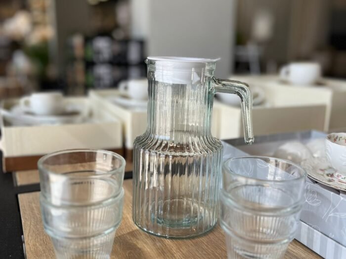 طقم  كوز مي 1 لتر غطا بلاستيك + 4 كاسات زجاج محزز